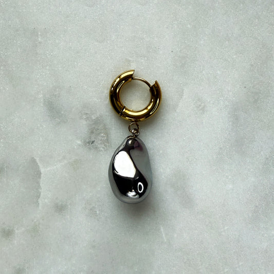 A Bicolor Single Earring With A Silver Pearl Pendant