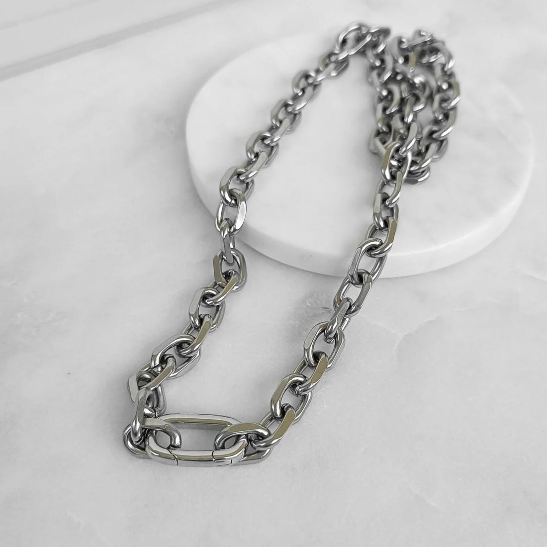 Chain Reaction: Essential Fashion Chain Styling Tips