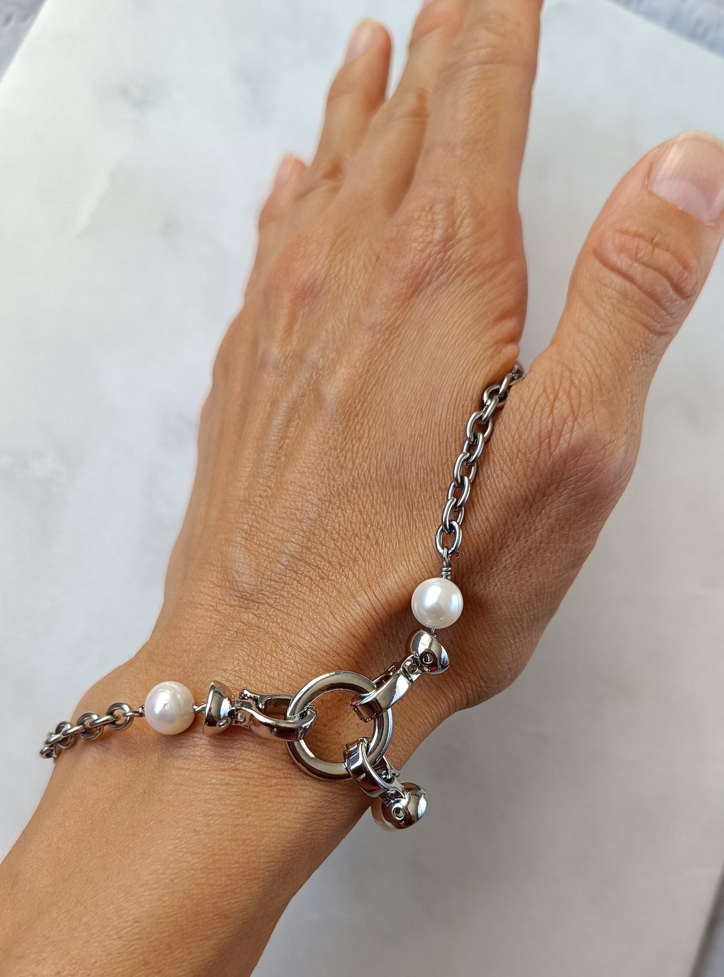 Finger Bracelet With Pearls