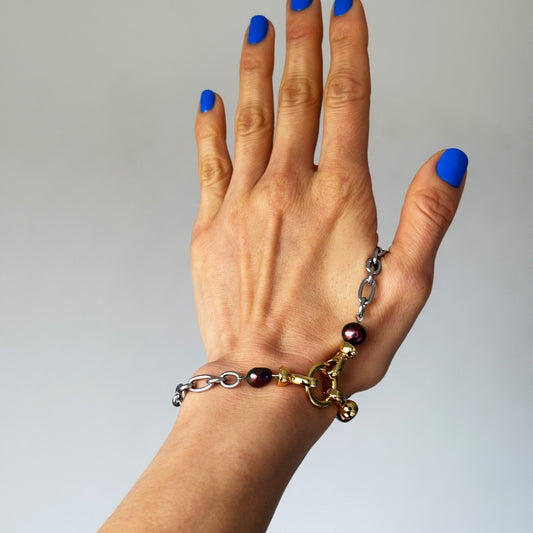 Finger Bracelet With Pearls - Bicolor and Black
