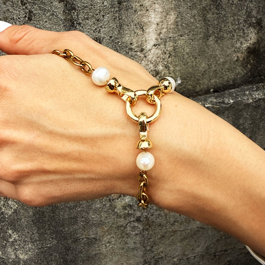 Finger Bracelet With Pearls - Gold and White