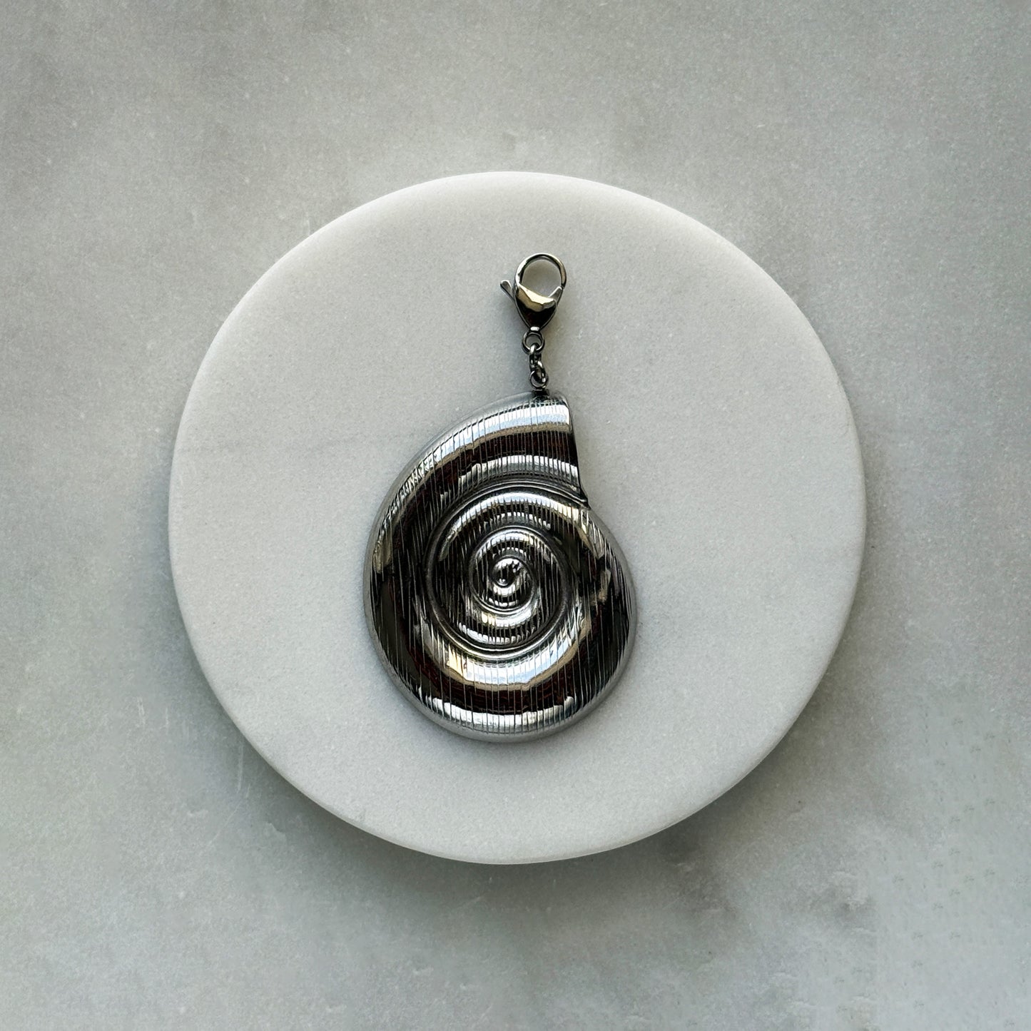 Pendant With Carabiner - Shell Round