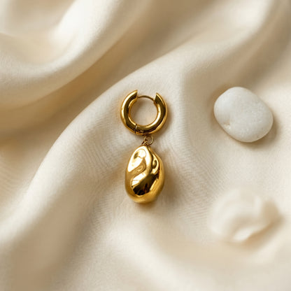 A Bicolor Single Earring With A Silver Pearl Pendant