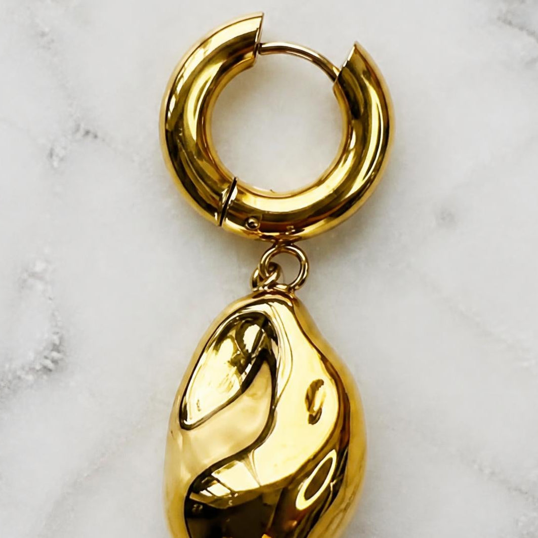A Bicolor Single Earring With A Silver Pearl Pendant